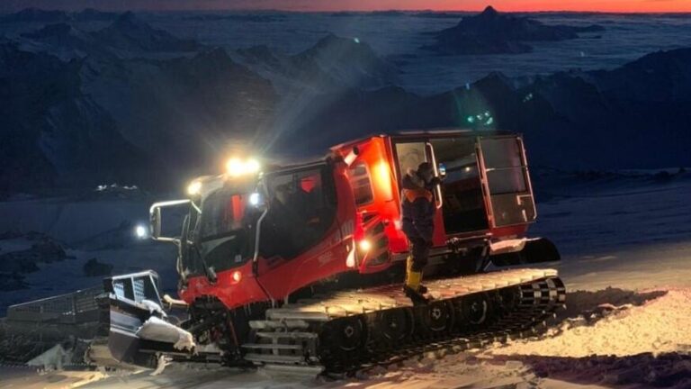Crveno gusjenično vozilo ruskih spasilaca na snježnoj padini Elbrusa noću