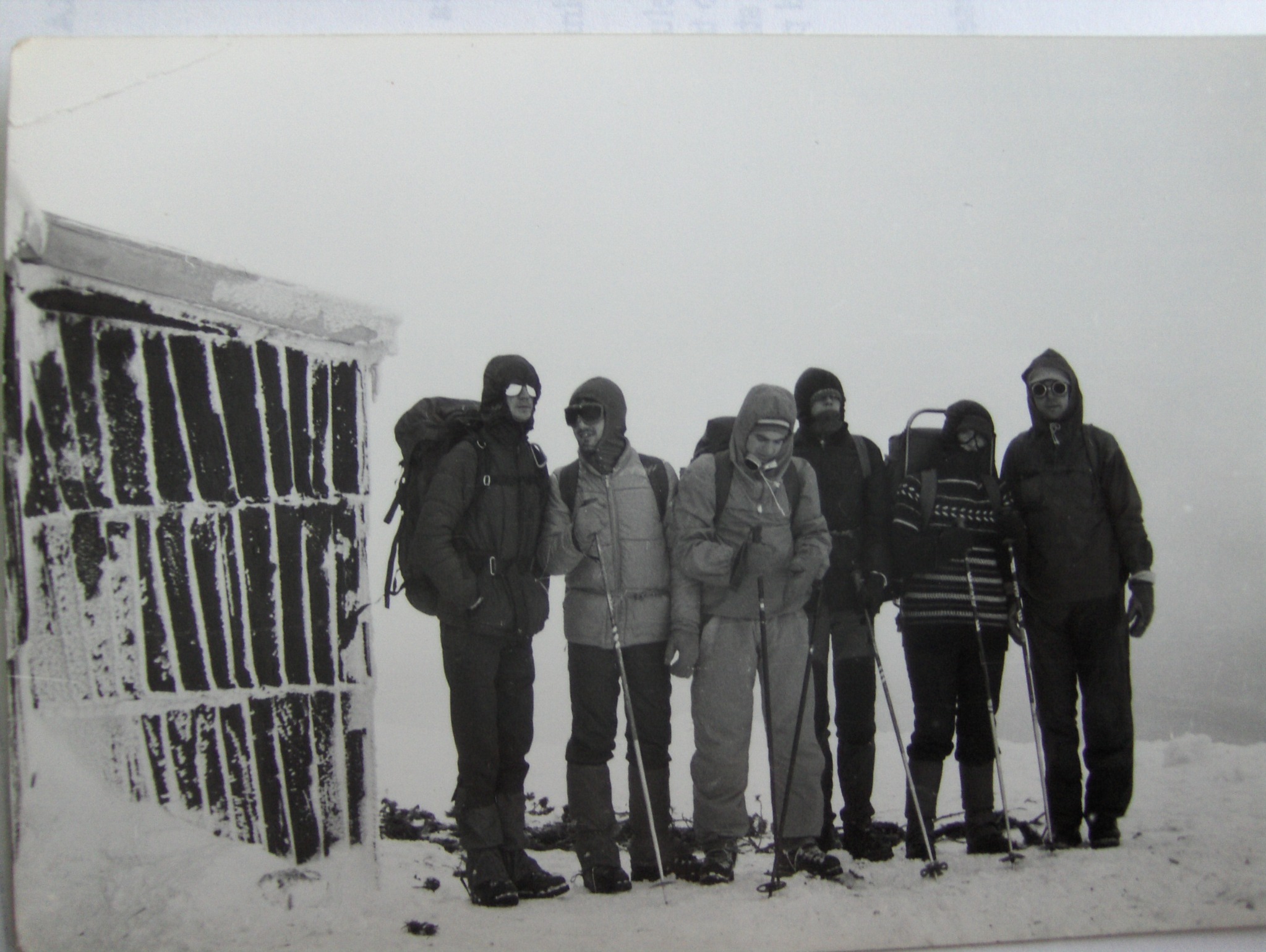 Planinari kod zaleđenog doma na Hranisavi 21. decembra 1980, Eldin četvrti u koloni