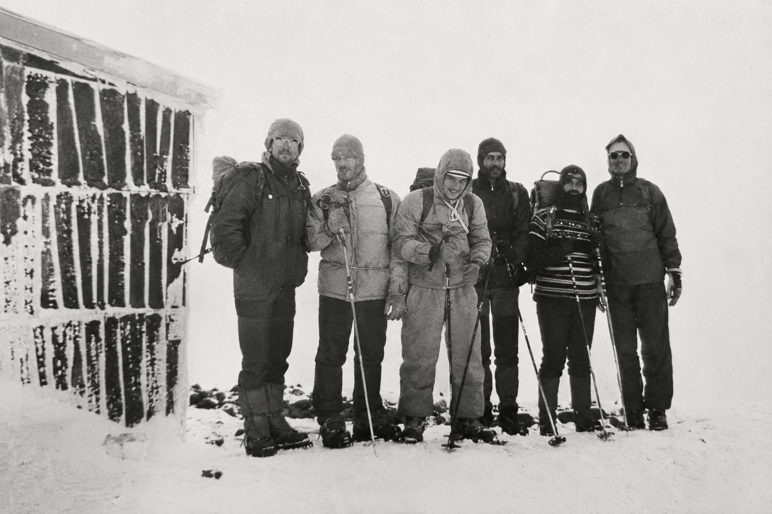 Šest planinara pored zaleđenog skloništa na Hranisavi 1981.