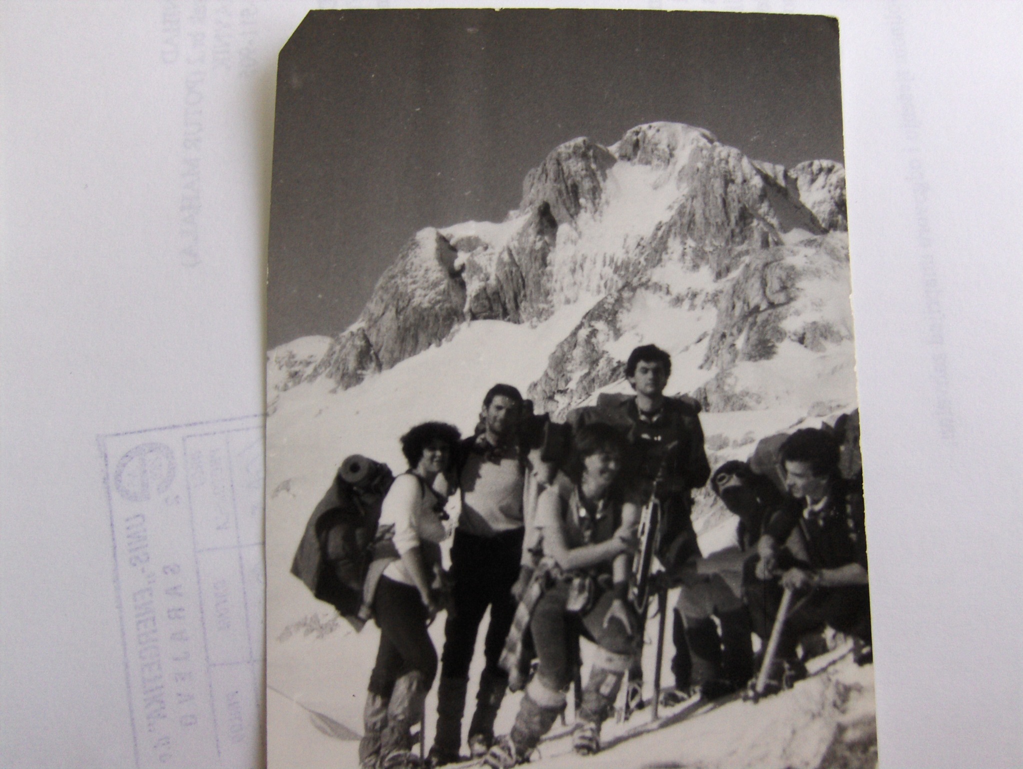 Planinarska ekipa na snijegu pod strmim zimskim vrhovima Prenja 1985
